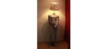 Lampe mannequin résinée en timbres du monde
