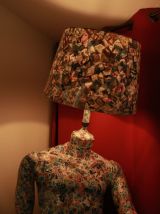 Lampe mannequin résinée en timbres du monde