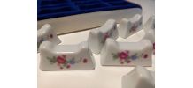 Boîte ancienne avec 12 porte-couteaux fleur