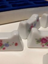 Boîte ancienne avec 12 porte-couteaux fleur