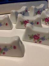 Boîte ancienne avec 12 porte-couteaux fleur
