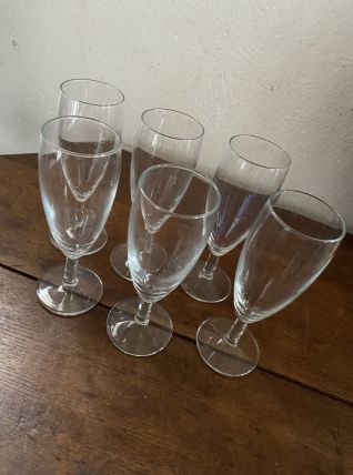 6 flûtes à champagne.