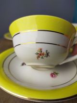 3 tasses et soucoupes Faïence de Gien décor de fleurs