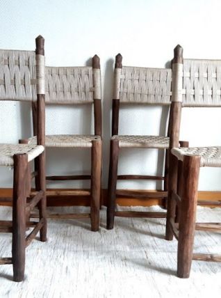 Chaises en bois brutaliste et corde 