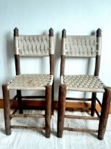 Chaises en bois brutaliste et corde 