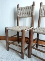 Chaises en bois brutaliste et corde 