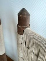 Chaises en bois brutaliste et corde 