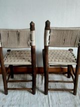 Chaises en bois brutaliste et corde 