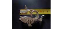Broche en métal argenté " Poisson Asiatique"