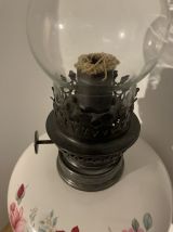 Lampe à pétrole vintage en étain et porcelaine  Très jolie l