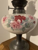 Lampe à pétrole vintage en étain et porcelaine  Très jolie l