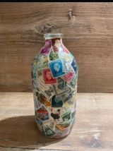 Vase soliflore relooké avec de vieux timbres poste 