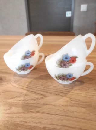 Tasses en opaline 
