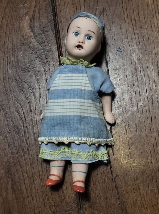 Poupée en porcelaine 