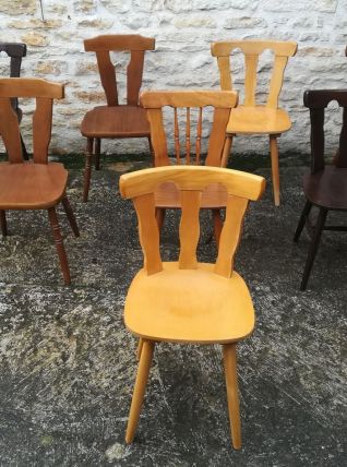 Chaises de bistrot dépareillées 