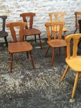 Chaises de bistrot dépareillées 