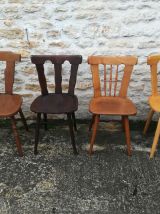Chaises de bistrot dépareillées 