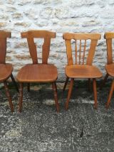 Chaises de bistrot dépareillées 