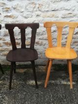 Chaises de bistrot dépareillées 