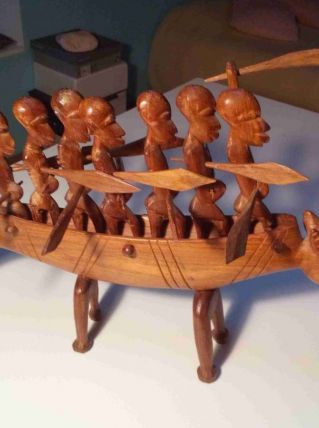Statue africaine (pirogue et guerriers)