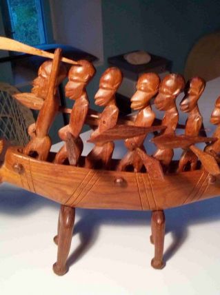 Statue africaine (pirogue et guerriers)
