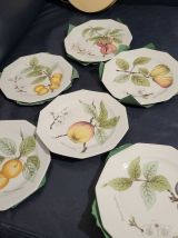 Panier camembert contenant des assiettes 