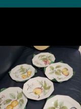 Panier camembert contenant des assiettes 