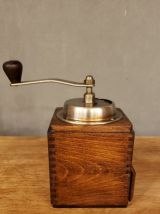 Moulin à café mécanique en bois clair