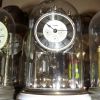 horloge sous dôme en verre