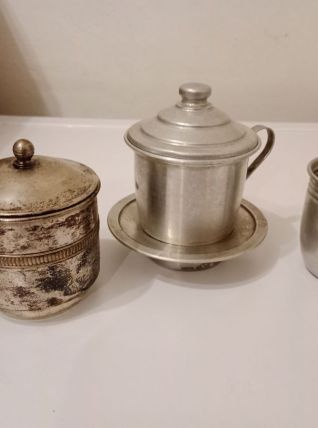 2 anciennes théiére avec un gobelet  vintage