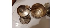 2 anciennes théiére avec un gobelet  vintage