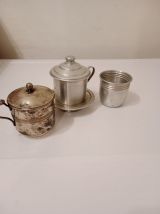 2 anciennes théiére avec un gobelet  vintage