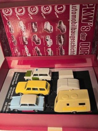 Ancien coffret de miniatures avec autos et caravanes