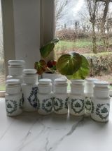 Lot de 8 pots d'apothicaire. 