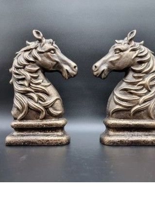 Deux pièces d'échecs en fer plaqué bronze / Serre Livres