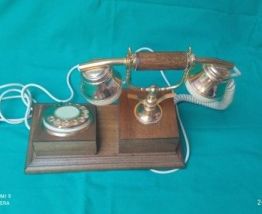 Téléphone à l'ancienne en bois