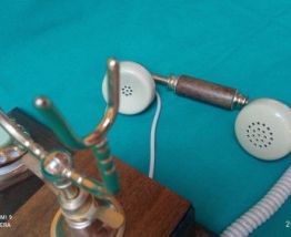 Téléphone à l'ancienne en bois