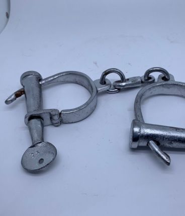 Paire de menottes de travail authentiques avec des clés 