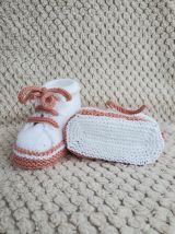 Chaussons baskets blanche et rose, laine layette