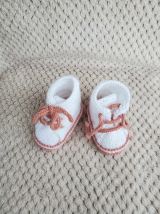Chaussons baskets blanche et rose, laine layette