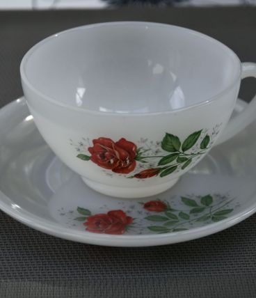 5 tasses et 6 soucoupes