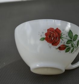 5 tasses et 6 soucoupes