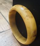 Jonc bracelet en bakélite. 