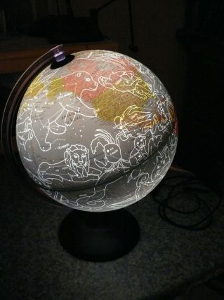 globe terrestre avec constellations, lumineux