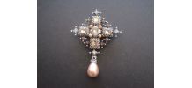 Jolie broche forme de croix        .Cadeaux. style Kitsch mé