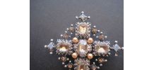 Jolie broche forme de croix        .Cadeaux. style Kitsch mé