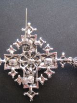 Jolie broche forme de croix        .Cadeaux. style Kitsch mé