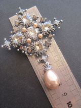 Jolie broche forme de croix        .Cadeaux. style Kitsch mé