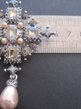 Jolie broche forme de croix        .Cadeaux. style Kitsch mé