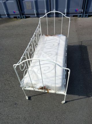 Banquette lit en fer forgé + matelas + 2 draps